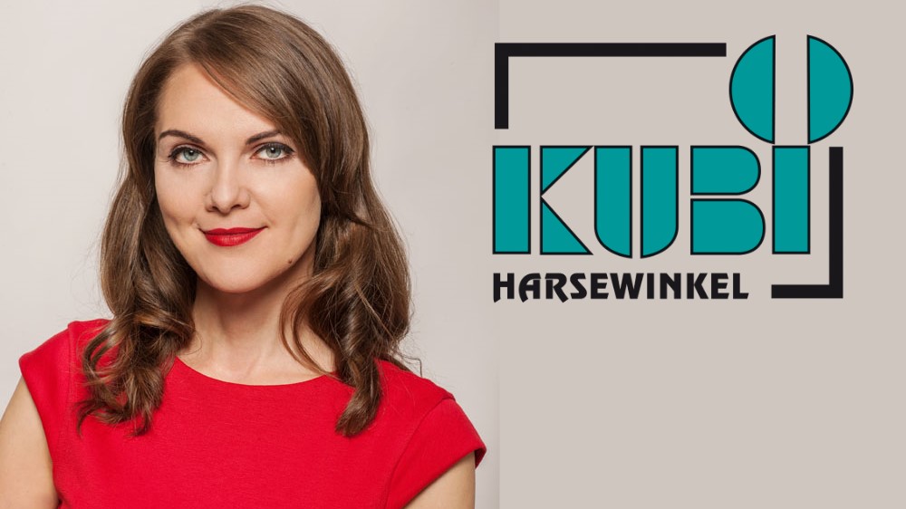 Pantyhose kiygan yalangoch etuk ayolning fotosurati